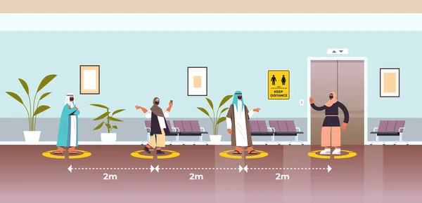 Arabische Geschäftsleute in Schutzmasken halten Abstand, um eine soziale Distanzierung von der Coronavirus-Pandemie zu verhindern — Stockvektor