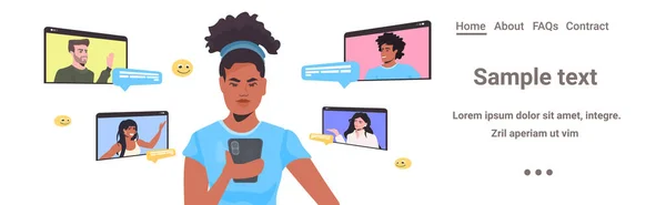 Mujer que utiliza el chat de teléfonos inteligentes con amigos de raza mixta en las ventanas del navegador web durante la videollamada — Vector de stock