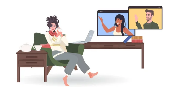 妇女在网上视频会议期间与混合种族同事在网络浏览器窗口聊天 — 图库矢量图片