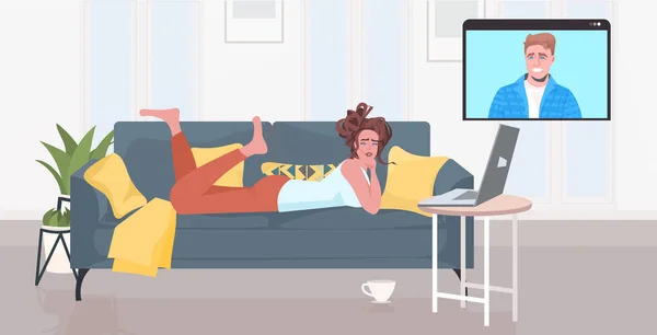 Γυναίκα ξαπλωμένη στον καναπέ κουβεντιάζοντας με το φίλο της στο παράθυρο του προγράμματος περιήγησης στο web κατά τη διάρκεια βίντεο online συνάντηση — Διανυσματικό Αρχείο