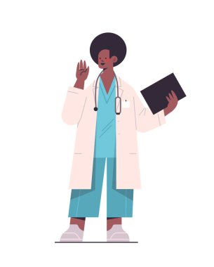 Sağlık sigortası konseptini tutan üniformalı bir erkek doktor.