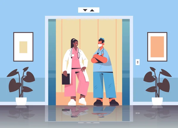 Mezcla raza médicos trabajadores discutir durante reunión en hospital ascensor salud medicina concepto — Vector de stock