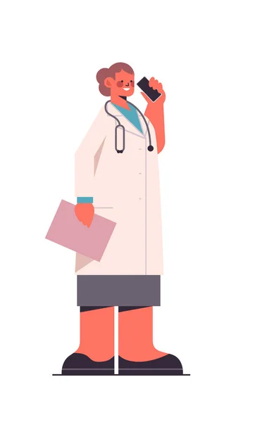 Doctora en uniforme sujetando el portapapeles y hablando por teléfono sobre el concepto de medicina médica — Vector de stock