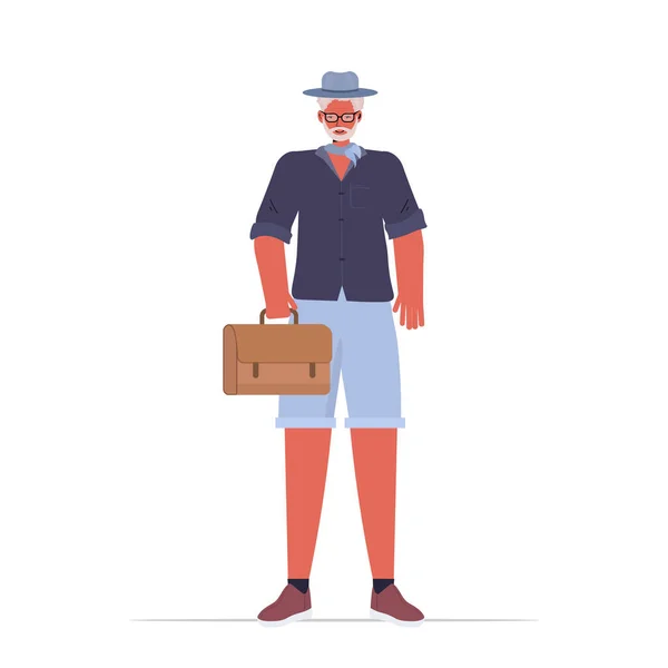 Starý muž v ležérní trendy oblečení senior mužské kreslené postava stojící póza šedovlasý dědeček — Stockový vektor