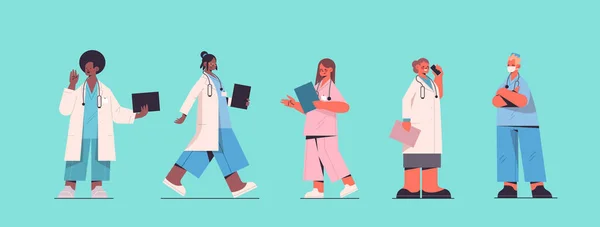 Ställa manliga kvinnliga läkare i uniform mix ras medicinsk arbetare insamling vård medicin koncept — Stock vektor