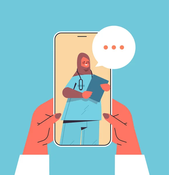 Patient diskuterar med arabiska kvinnliga läkare i smartphone skärm chatt bubbla kommunikation online samråd — Stock vektor