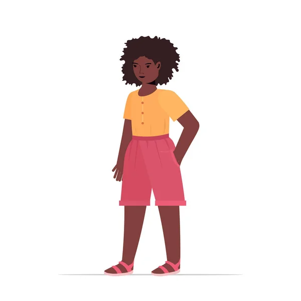 Afryki amerykański dziecko mała dziewczynka w casual modne ubrania kobieta postać z kreskówek stoi poza — Wektor stockowy