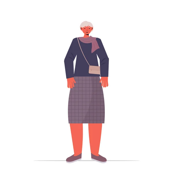 Gammal kvinna i casual trendiga kläder senior kvinnlig tecknad karaktär stående pose grå hår mormor — Stock vektor