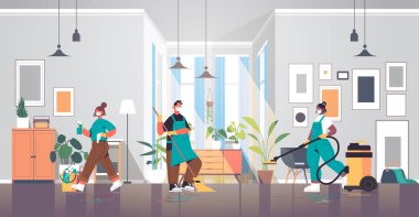 Kovid-19 salgın temizleme servisini önlemek için maskeli yarış temizleyicileri Coronavirus hücrelerini dezenfekte ediyor.