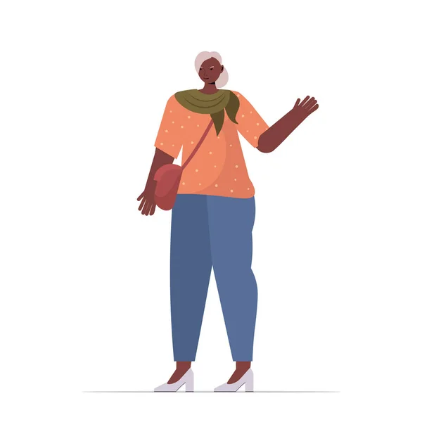 Vieja mujer afroamericana en ropa casual de moda senior personaje de dibujos animados femeninos de pie pose — Vector de stock