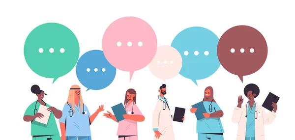 Σύνολο άνδρες γυναίκες γιατροί με στολή με chat φυσαλίδες επικοινωνίας έννοια ιατρικής υγειονομικής περίθαλψης — Διανυσματικό Αρχείο