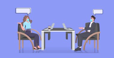 Konferans sırasında tartışan yüz maskeli iş adamları, koronavirüs salgınını önlemek için mesafeyi koruyorlar.