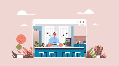 Mutlu adam kahveci adam evde rahatlıyor online yemek konsepti modern mutfak iç mekanı.