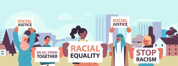 Mix ras activisten houden stop racisme posters raciale gelijkheid sociale rechtvaardigheid stop discriminatie concept — Stockvector