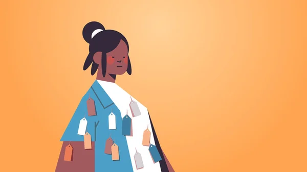 Mujer afroamericana con etiquetas de colores en el concepto de discriminación racial de la desigualdad de desgaste — Archivo Imágenes Vectoriales