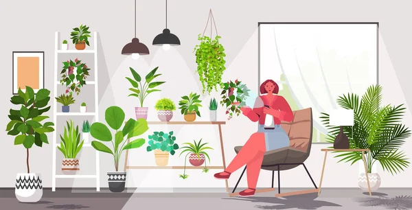 Mujer cuidando de plantas de interior sala de estar o casa jardín interior — Archivo Imágenes Vectoriales