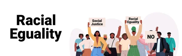 Ativistas afro-americanos segurando posters de rasismo stop igualdade racial justiça social parar a discriminação — Vetor de Stock