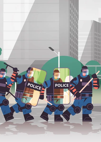 Poliziotti con scudi e manganelli agenti di polizia antisommossa in piedi insieme manifestanti dimostrazioni controllo — Vettoriale Stock
