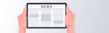 İnsan eli tablet bilgisayar kullanarak günlük haberleri çevrimiçi gazete kitle iletişim araçları kavramını kullanıyor
