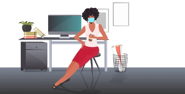 職場に座って顔マスクの実業家コロナウイルス流行保護自己分離リモートワークコンセプト — ストックベクタ