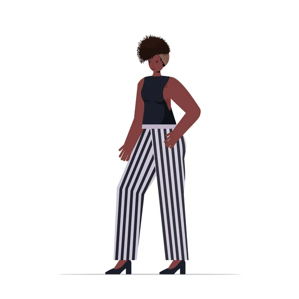 Mujer joven en ropa casual de moda africana americana personaje de dibujos animados femenino de pie pose — Vector de stock