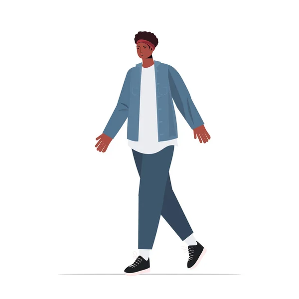 Hombre joven en ropa de moda casual afroamericano personaje de dibujos animados masculinos de pie pose — Vector de stock