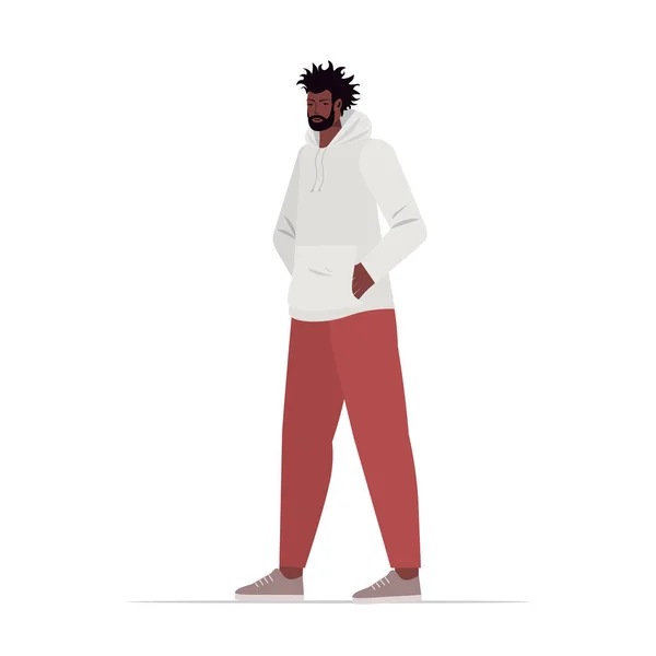 Jeune homme en vêtements décontractés tendance afro-américain personnage de dessin animé pose debout — Image vectorielle