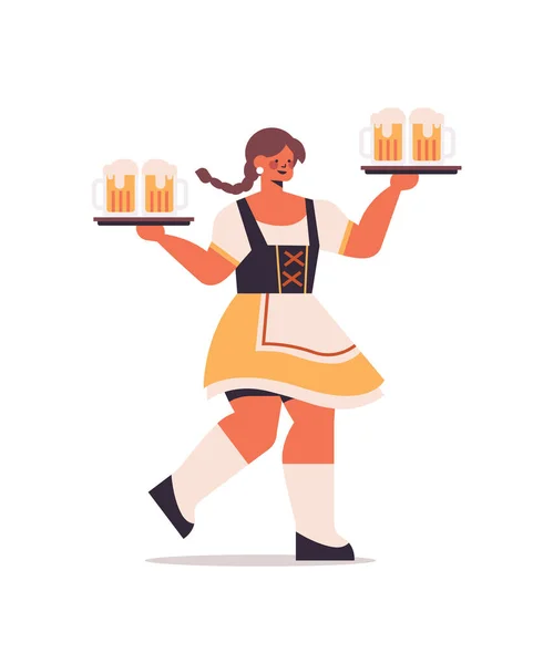Dívka servírka drží pivní hrnky Oktoberfest party koncept šťastná žena v německém tradičním oblečení baví — Stockový vektor