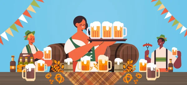 Serveurs de course de mélange tenant des tasses de bière Oktoberfest fête concept de célébration — Image vectorielle