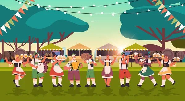 Mieszać ludzi wyścigu w maskach twarzy picia piwa i zabawy Oktoberfest święto koncepcja uroczystości — Wektor stockowy