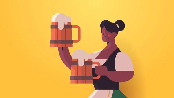 Fille serveuse tenant des tasses de bière Oktoberfest fête concept de célébration femme en vêtements traditionnels avoir du plaisir — Image vectorielle