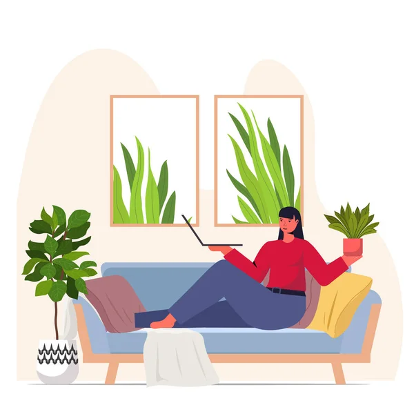 Mujer cuidando de las plantas de interior ama de casa utilizando el ordenador portátil relajarse en el sofá moderno salón interior — Archivo Imágenes Vectoriales