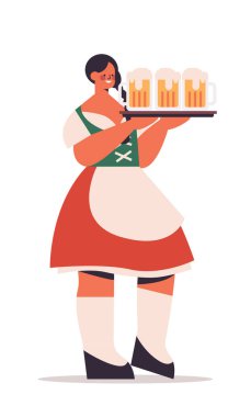 Garson kız elinde bira bardakları, Ekim Festivali parti konsepti Alman geleneksel kıyafetleriyle mutlu kadın eğleniyor.