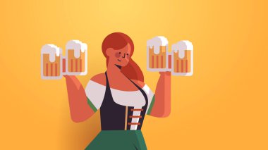 Garson kız elinde bira bardakları, Ekim Festivali kutlama konsepti geleneksel kıyafetlerle eğlenen kadın.