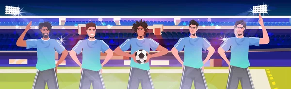 Mix ras fotbollsspelare står tillsammans på stadion fotbollslag redo att starta matchen — Stock vektor