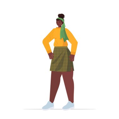 Gündelik giysiler içindeki genç kadın Afro-Amerikan erkek çizgi film karakteri tam boy poz veriyor.