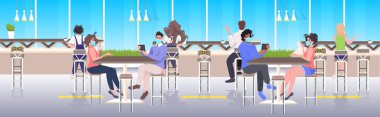 Maskeli kafe ziyaretçileri, Coronavirüs salgınını önlemek için mesafeyi koruyorlar. Sosyal uzaklık kavramı. Restoran masalarında oturan insanlar yatay olarak tam boy vektör çizimleri yapıyorlar.