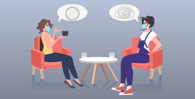 Psikoterapi seansı sırasında maskeli hastaya danışmanlık yapan psikoterapist. Coronavirüs salgını koruması.