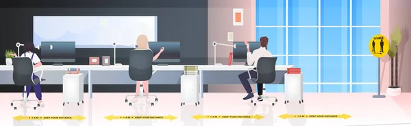 Visão traseira empresários sentados em locais de trabalho mantendo distância para evitar a epidemia de coronavírus — Vetor de Stock