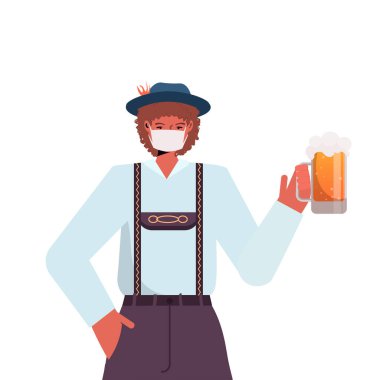 Elinde bira kupası olan tıbbi maskeli adam Oktoberfest Parti Kutlaması Coronavirus Karantina Konsepti