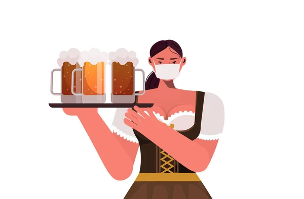 Vrouw in medisch masker houden bier mokken Oktoberfest feest viering coronavirus quarantaine concept — Stockvector