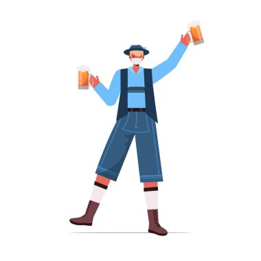 Elinde bira bardakları olan tıbbi maskeli bir adam Oktoberfest Parti Kutlaması Coronavirus Karantina Konsepti