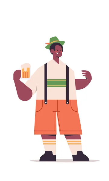 Man ober met bier mok Oktoberfest party concept Afrikaans amerikaanse man in duits traditionele kleding — Stockvector