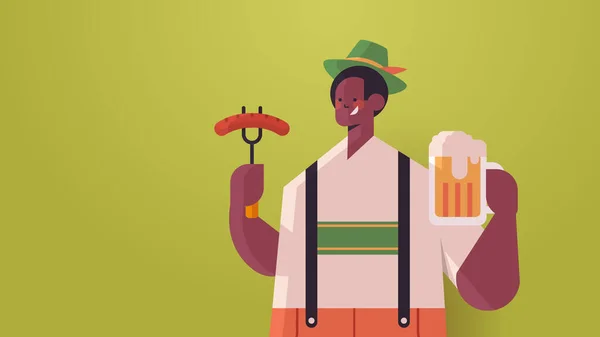 Cara comendo salsicha e beber cerveja Oktoberfest partido conceito homem em alemão roupas tradicionais se divertindo — Vetor de Stock