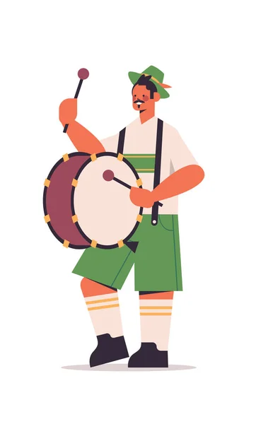 Muzikant drummen op grootste folk festival Oktoberfest party concept — Stockvector