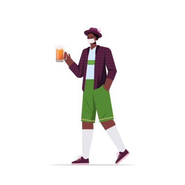 Elinde bira kupası olan tıbbi maskeli adam Oktoberfest Parti Coronavirus Karantina Konsepti Afro-Amerikan adam Alman geleneksel kıyafetleriyle tam boy vektör çizimi
