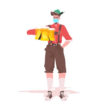 Elinde bira bardakları olan tıbbi maskeli bir adam Oktoberfest Parti Kutlaması Coronavirus Karantina Konsepti