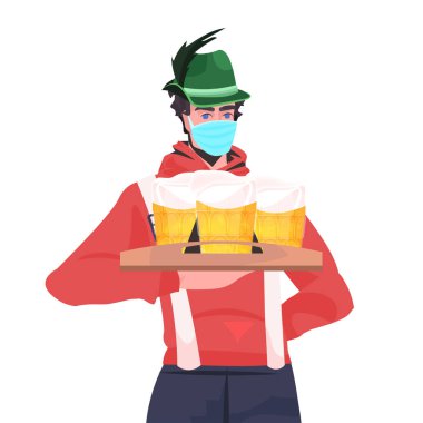 Elinde bira bardakları olan tıbbi maskeli bir adam Oktoberfest Parti Kutlaması Coronavirus Karantina Konsepti