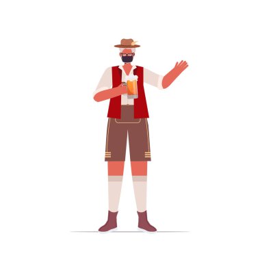 Elinde bira kupası olan tıbbi maskeli adam Oktoberfest Parti Kutlaması Coronavirus Karantina Konsepti