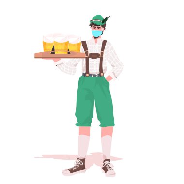 Elinde bira bardakları olan tıbbi maskeli bir adam Oktoberfest Parti Kutlaması Coronavirus Karantina Konsepti